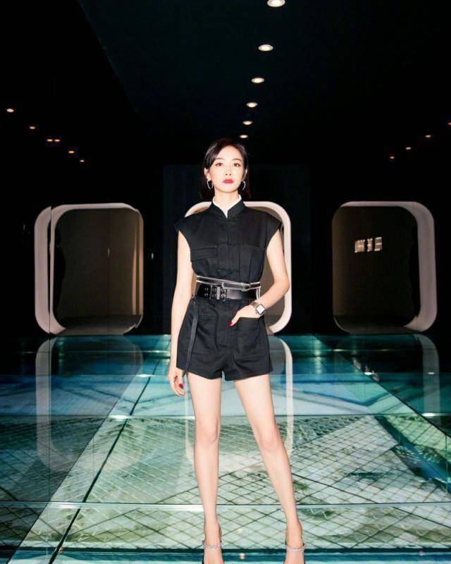 香奈儿ins单独发出宋茜的美照后,才知道了她的时尚敏锐感有多强_高跟