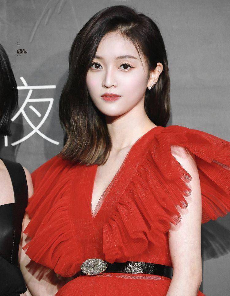 吴宣仪和杨幂撞衫,孟美岐晒与章子怡合照,流量与实力越来越融合_易烊