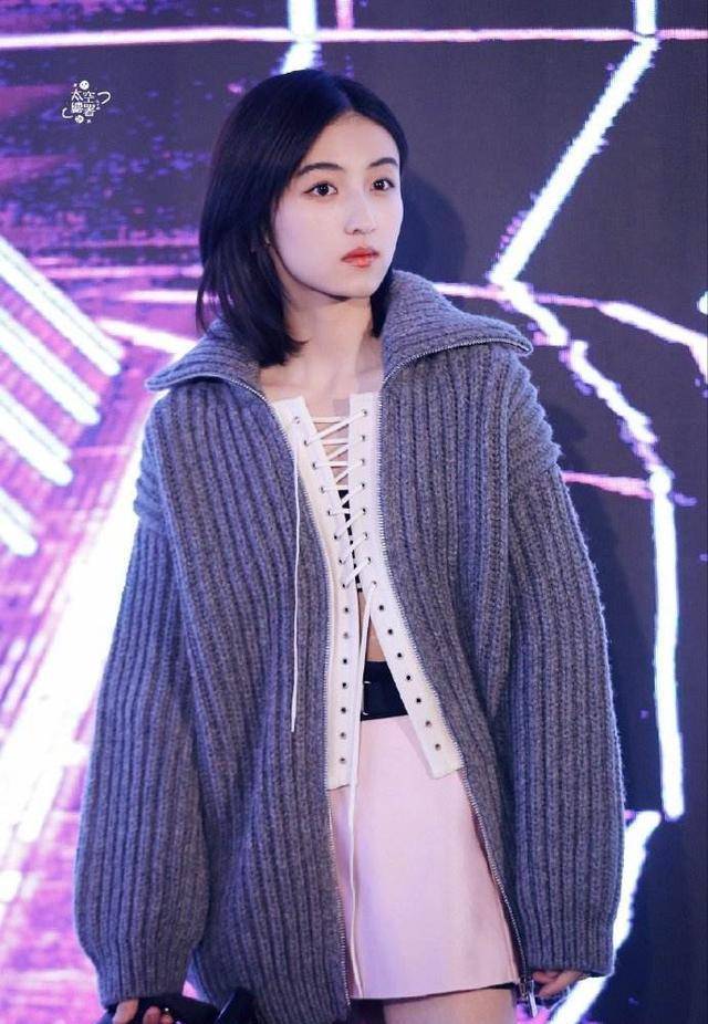 张子枫晒美照,凭借双腿冲上热搜,网友:绝在长了两条腿吗?