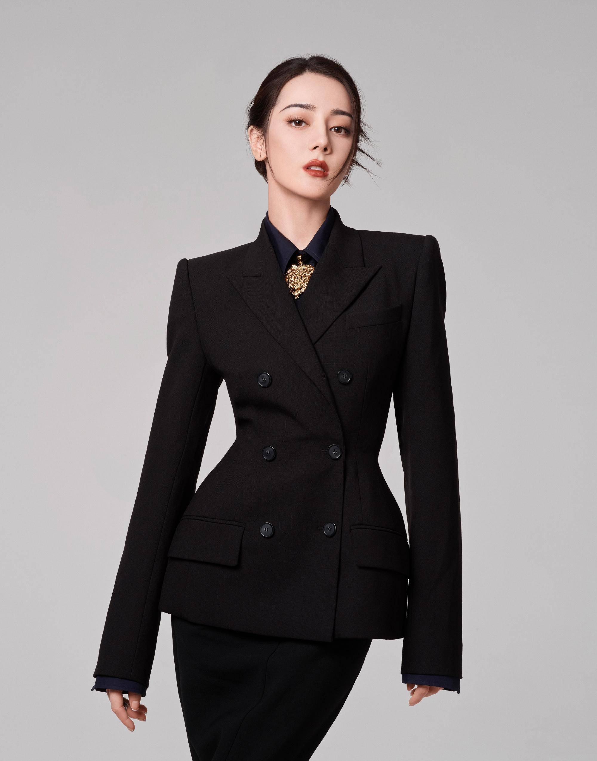 迪丽热巴一身黑酷装扮,演绎妩媚女儿_西装_黑色_时尚