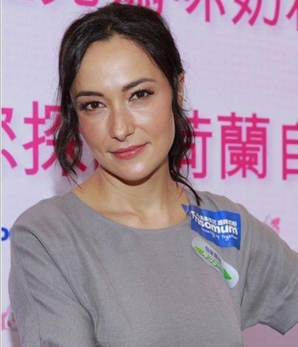 吴彦祖老婆真显老,才41岁眼窝凹陷泪沟明显,明明小4岁却像他姐_lisa