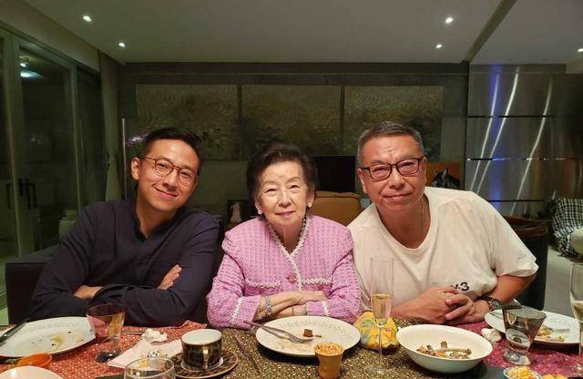 吴千语携男友庆祝28岁生日,蛋糕鲜花摆满房间,施伯雄高