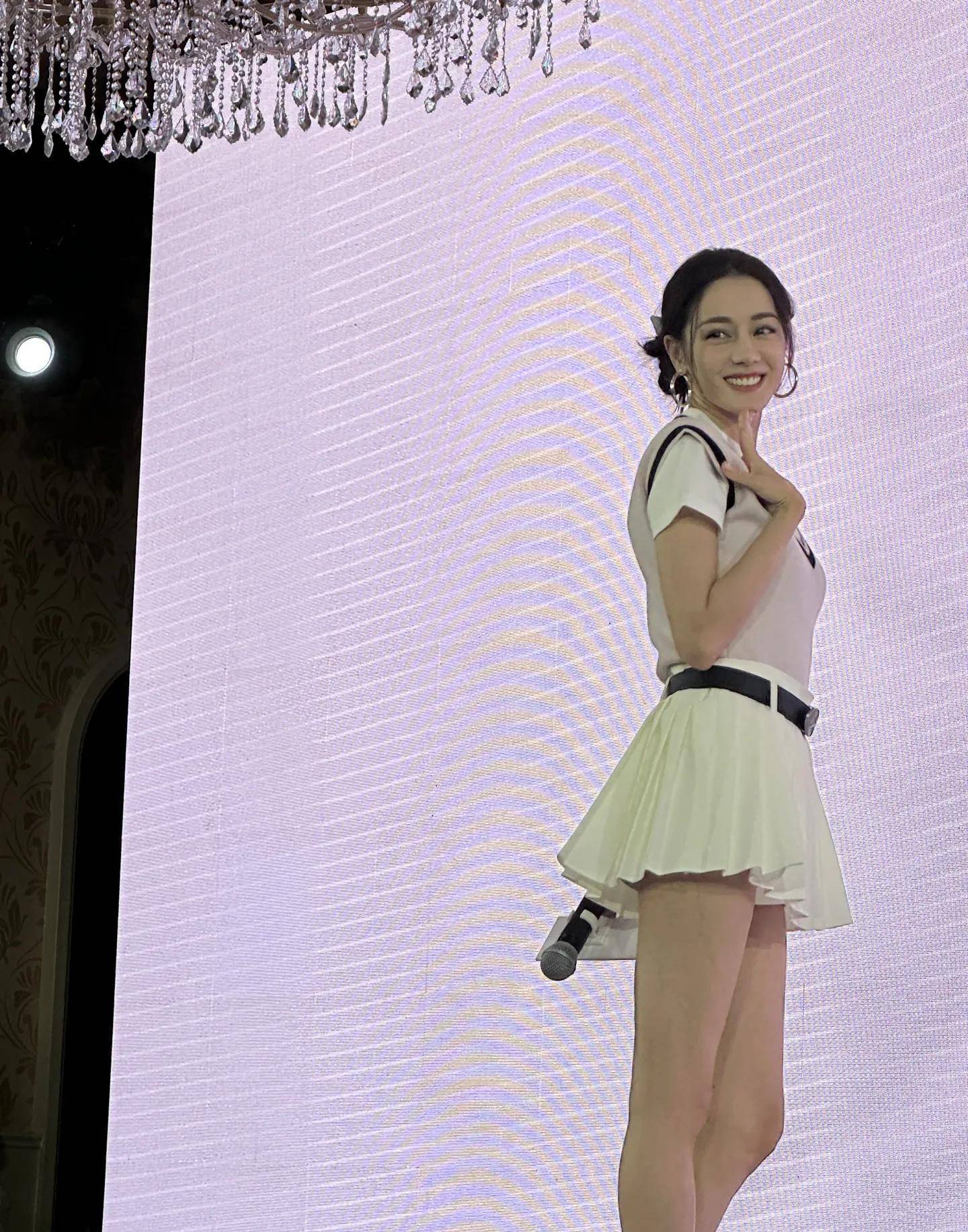 这次活动,迪丽热巴选择了一双平底鞋来搭配自己的百褶裙,不仅拉长了腿