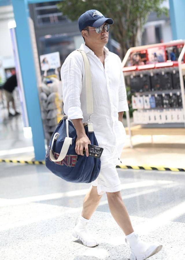 吴京肤色登上热搜后他穿了一身白装现身机场_镜头_少年气_手指