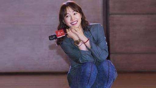 无名指戴戒,白百何有新恋情?