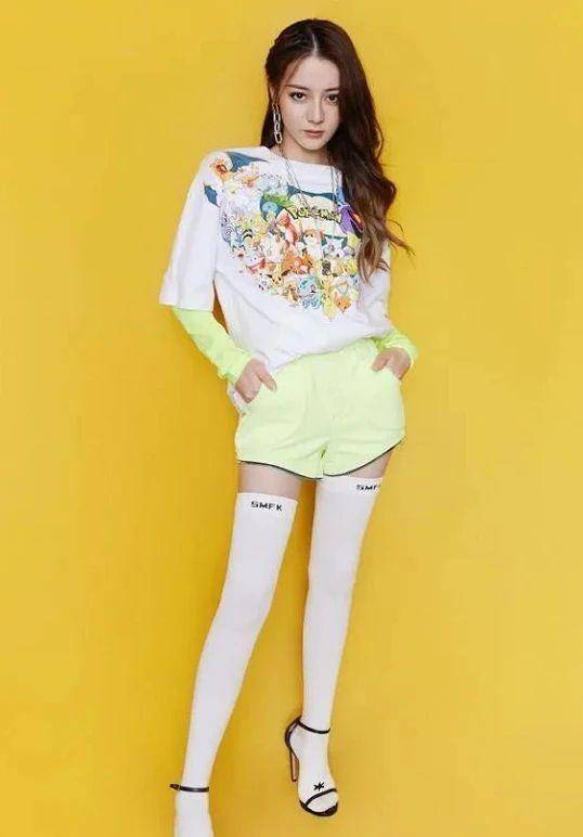 迪丽热巴穿粉笔袜太霸气了,雪白的大腿凸出一圈肉,美腿像卡通少女