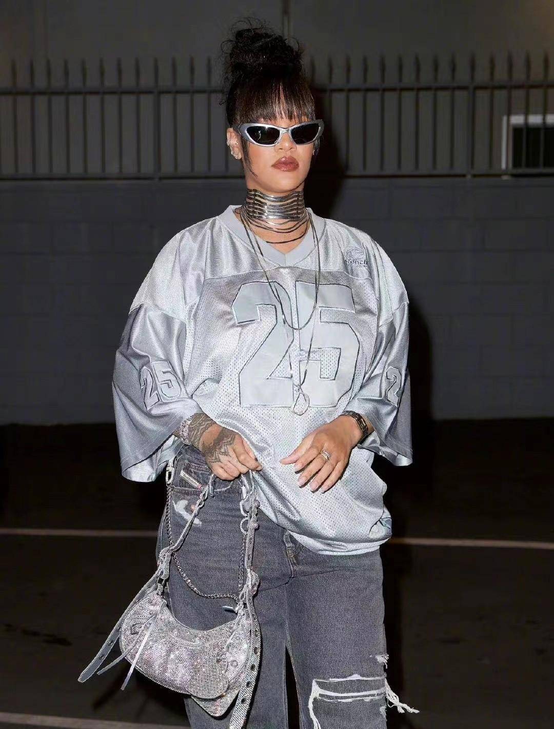 辣妈蕾哈娜现身街头!全身显富不走寻常路,身材迅速瘦回巅峰期