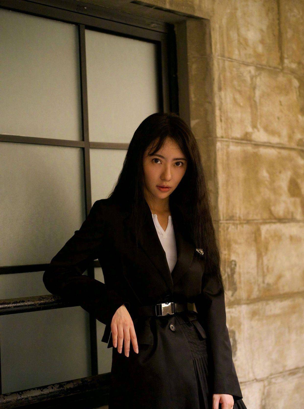 跟着刘萌萌再也不怕穿西装_人们_女生_爱情