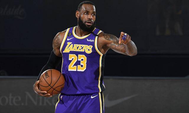 詹姆斯的"ipromise"基金会已经资助了许多慈善项目,尤其是"ipromise"