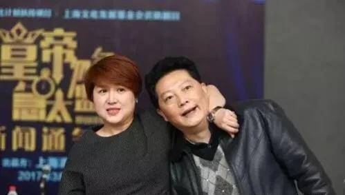 阿庆的戏中爱人,十六岁就加入滑稽剧团,观众只记得她叫阿美_徐磊_父亲