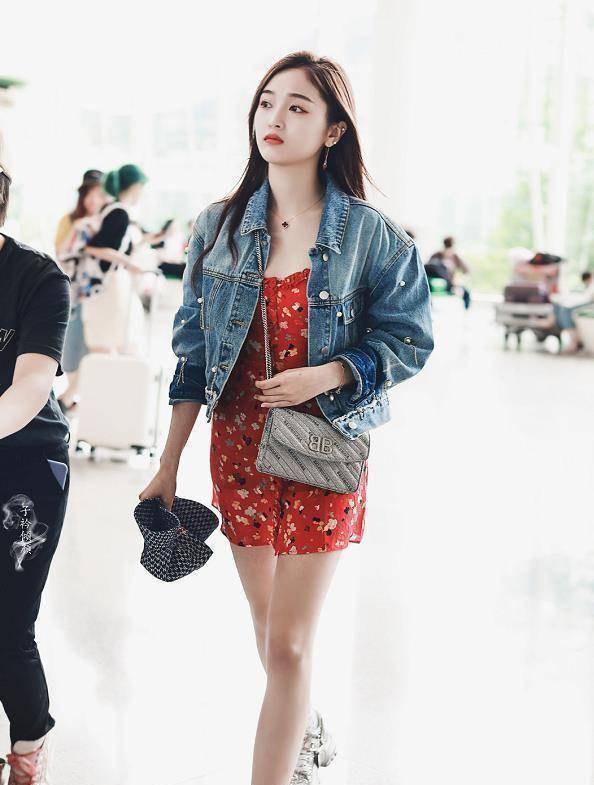 吴宣仪,lisa,关晓彤吊带碎花裙大撞衫,"腿精"pk,谁最美?