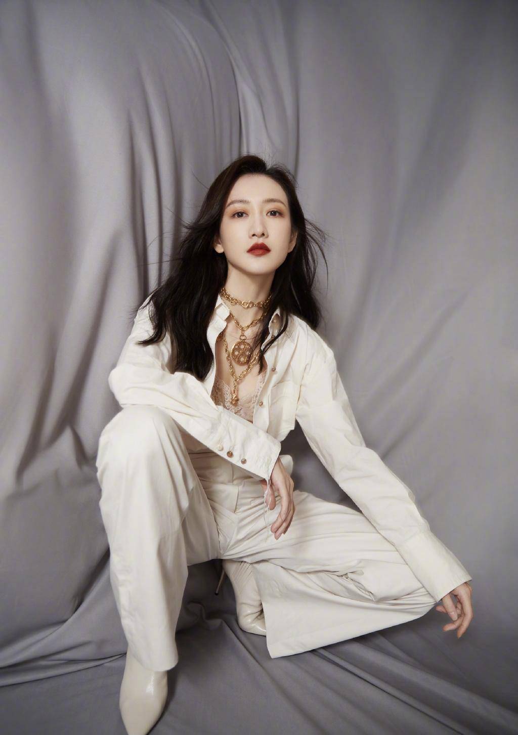 王鸥气质和身材绝了!穿白色衬衫搭配长款高级时髦,姐才是女王