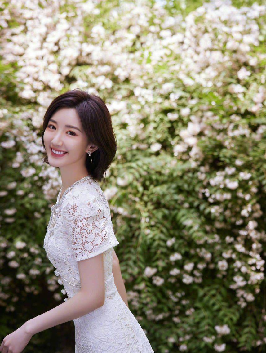 毛晓彤着蕾丝镂空裙温婉大方 腰身纤细宛如花仙子_魅力_气质_身材