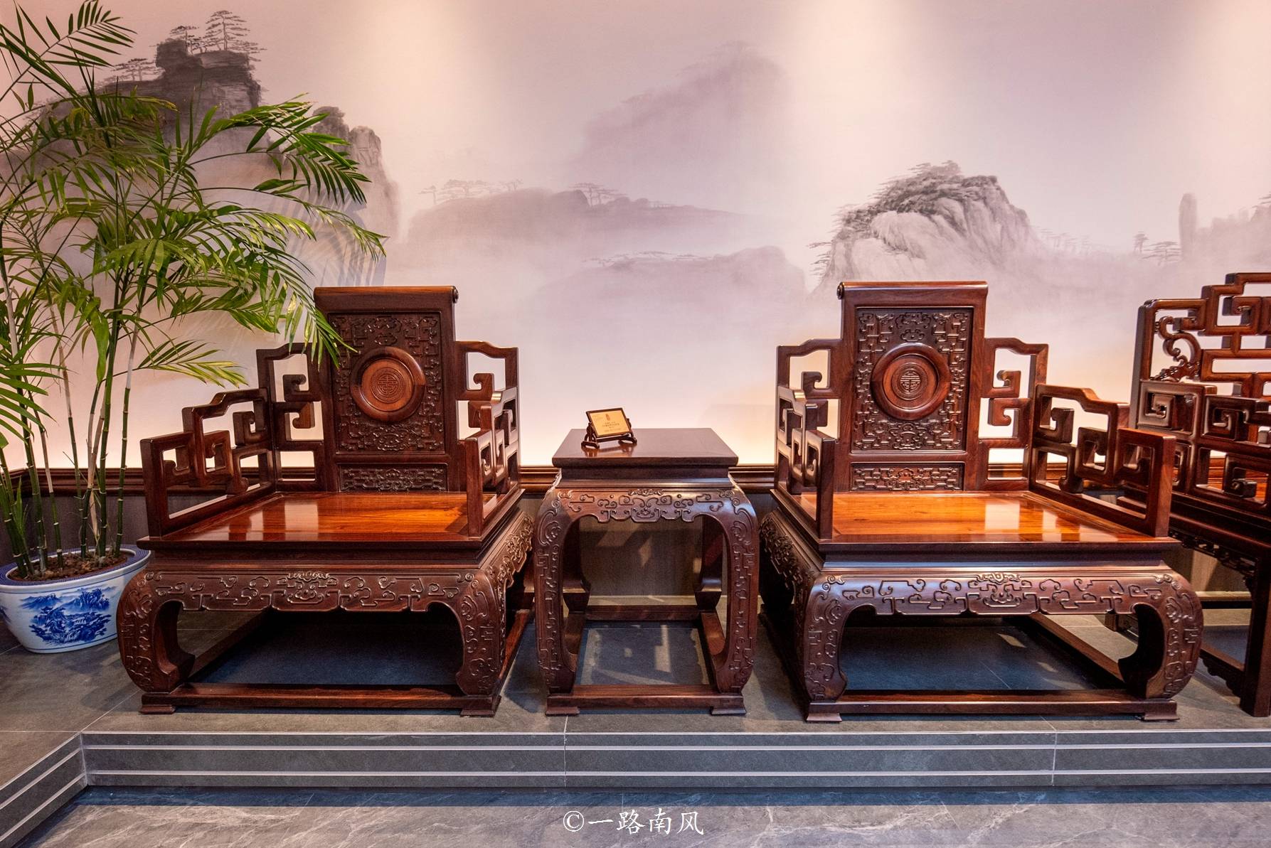 云浮这个地方真是不简单,一张床值1500万,随便一套家具几十万_展厅