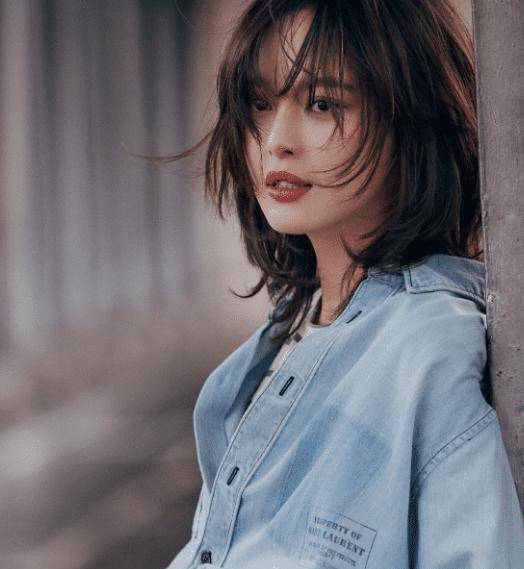 其实"像胖乎乎的鱼"已经不是第一次出现了,由于眼距宽,辛芷蕾与倪妮