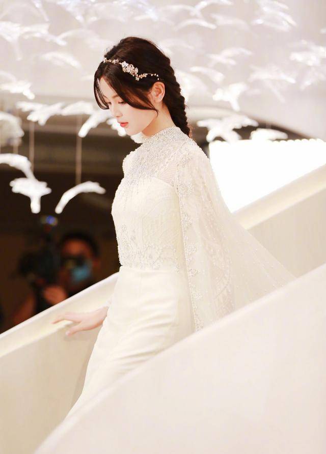 杨超越穿婚纱美成仙女!女孩子的梦想穿搭原来真的这样美!