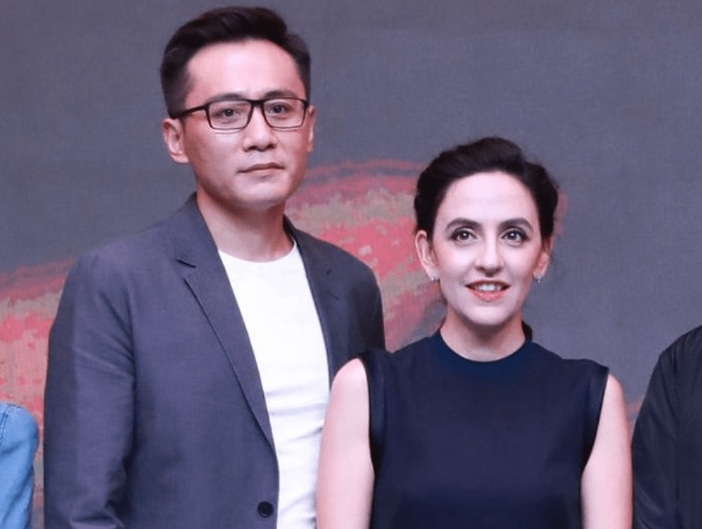 刘烨的娇妻安娜,女方还参加了乐队演出,虽然她身边没有丈夫跟儿女的