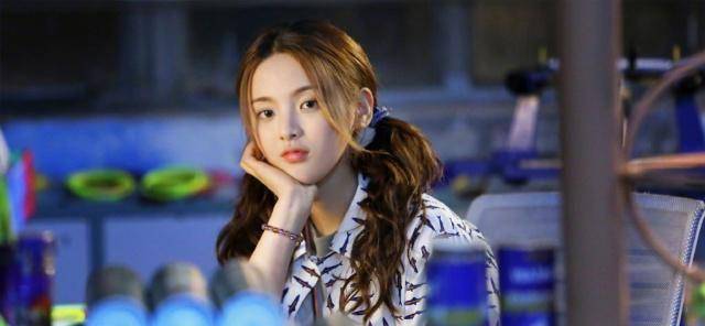 杨超越《羽你同行》热拍,与梁靖康同框真甜,网友:演员门槛真低_演技
