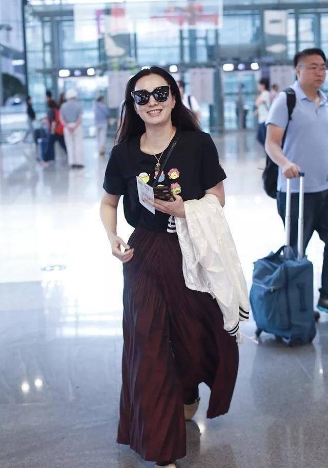 小陶虹罕见带女儿走机场,11岁小宝身高赶超妈妈,看到镜头跑超快_身材