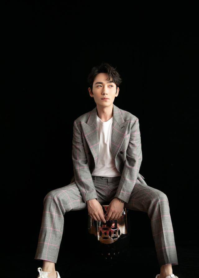 新晋人气男神朱一龙,黑色的条纹西装配寸头,不愧是小哥喜欢的人_文艺