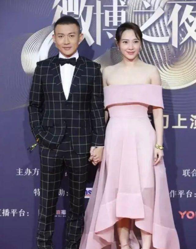 一袭露肩裙穿出公主范,难怪老公不让露面_身材_秦子_优点