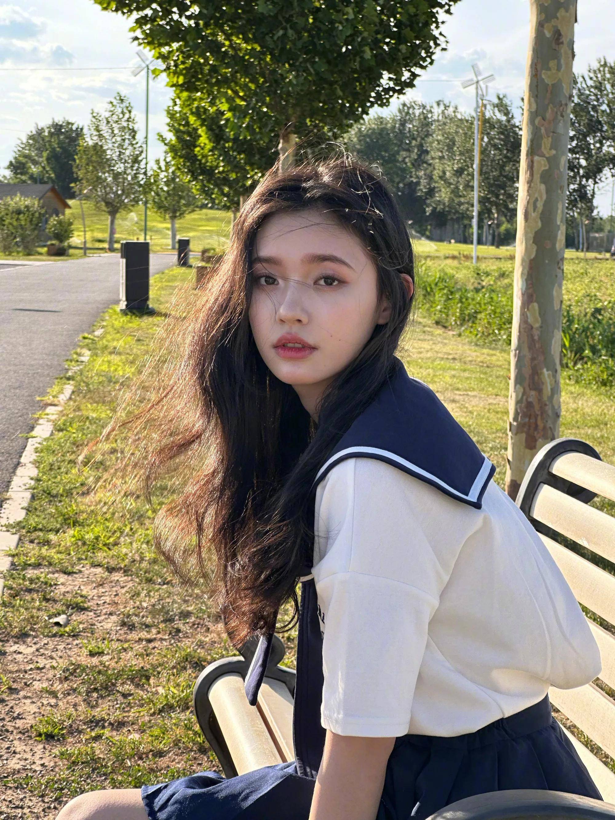 林允晒夏日田园风美照 一身学院风穿搭化身青春无敌美少女 纯真烂漫