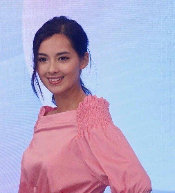 小护士夺港姐冠军一夜成名,被赞"港风热巴",不愧近年最高颜值_谢嘉怡