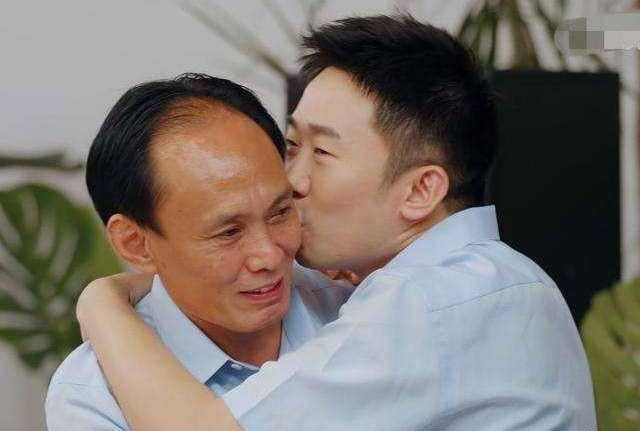 杨迪跪父母引争议:如果跪父母也是作秀,不如大家一起来作秀_孩子_孝道