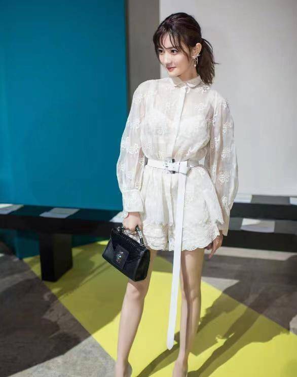 徐璐穿衣真胆大,身穿白色蕾丝半透明连衣裙亮相活动,甜美动人_大衣