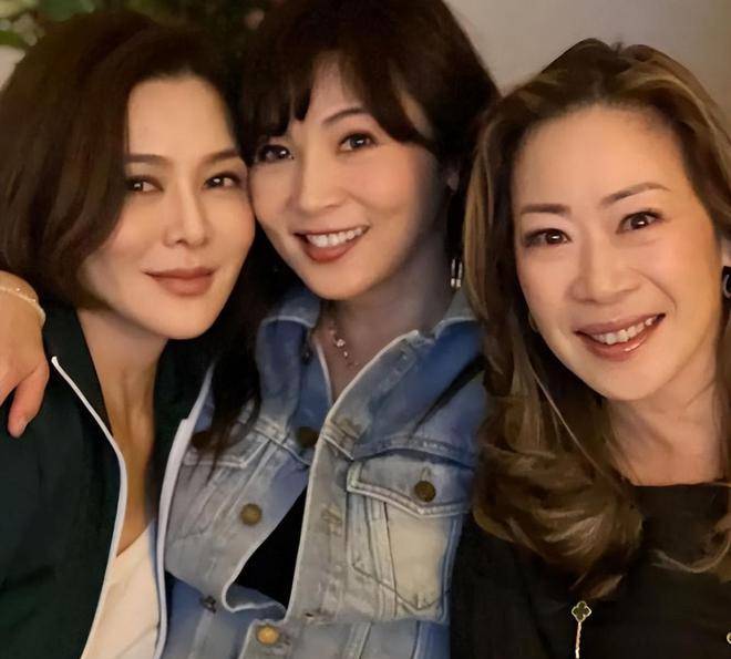 关之琳生活聚会照公开,一群姐妹都很会保养,名媛邱李茂琪露面_顾纪筠