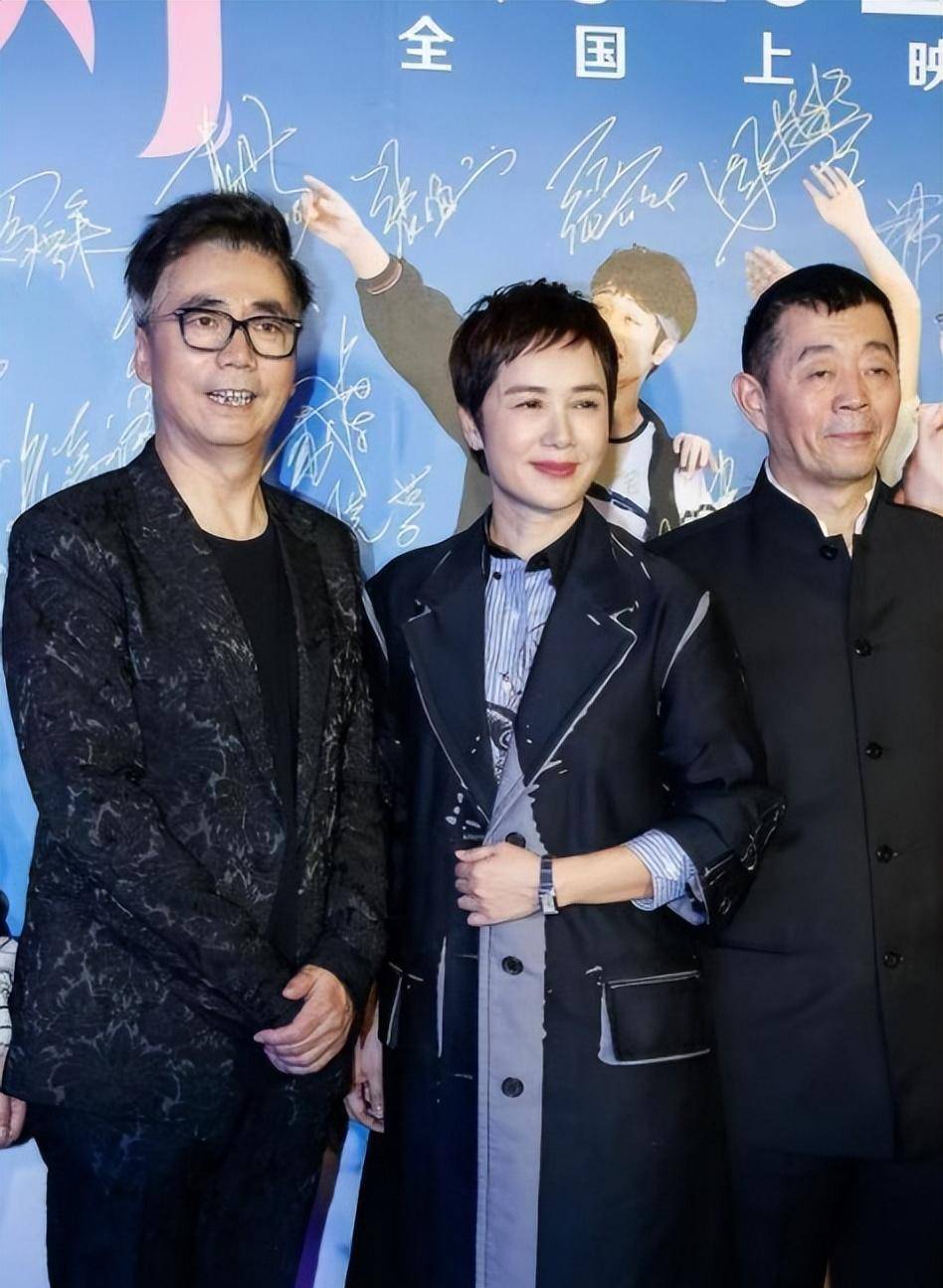 蒋雯丽与老公韩某合影,她身穿风衣短发优雅时尚,老公朴实如农_黑色