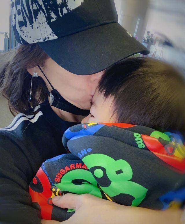 章子怡亲儿子亲出双下巴,曾和袁咏仪谈女儿:会带走某东西_妈妈_孩子