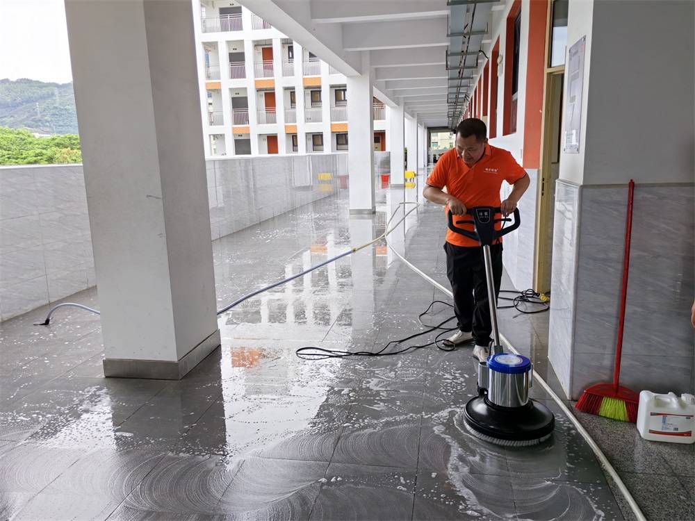 学校瓷砖防滑剂的优势以及施工流程_地面_形象_学习效果