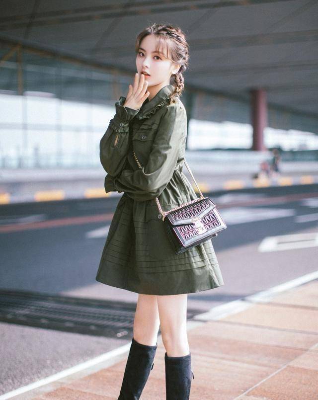 杨超越最新机场照来袭,白t短裤加草帽,网友:莫名盲人既视感_黑色