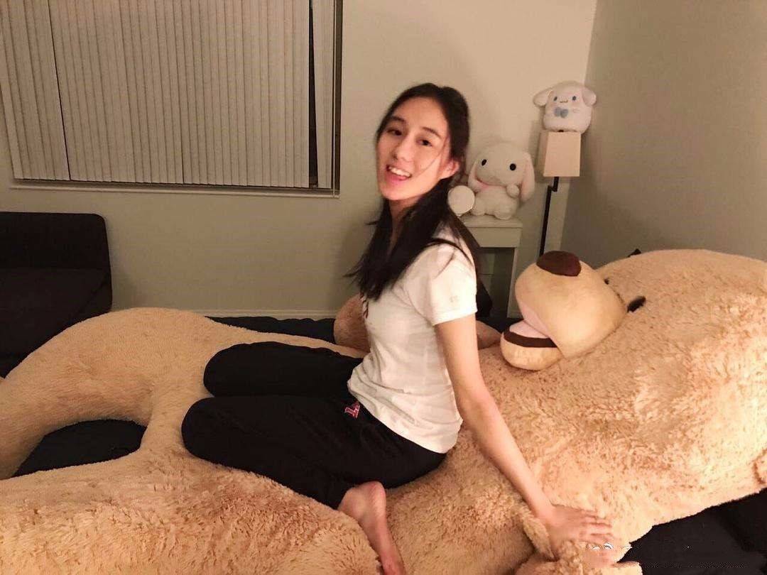 和父亲相差78岁,全香港男人都想跪下来把她娶回家_何超欣_利智_白色