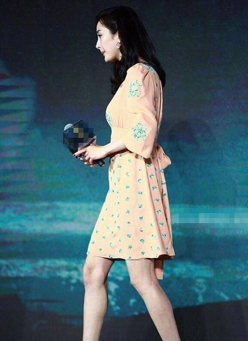 杨幂活动的未修图,看脸瘦的很苍老,坐下来腿绞成麻花了!