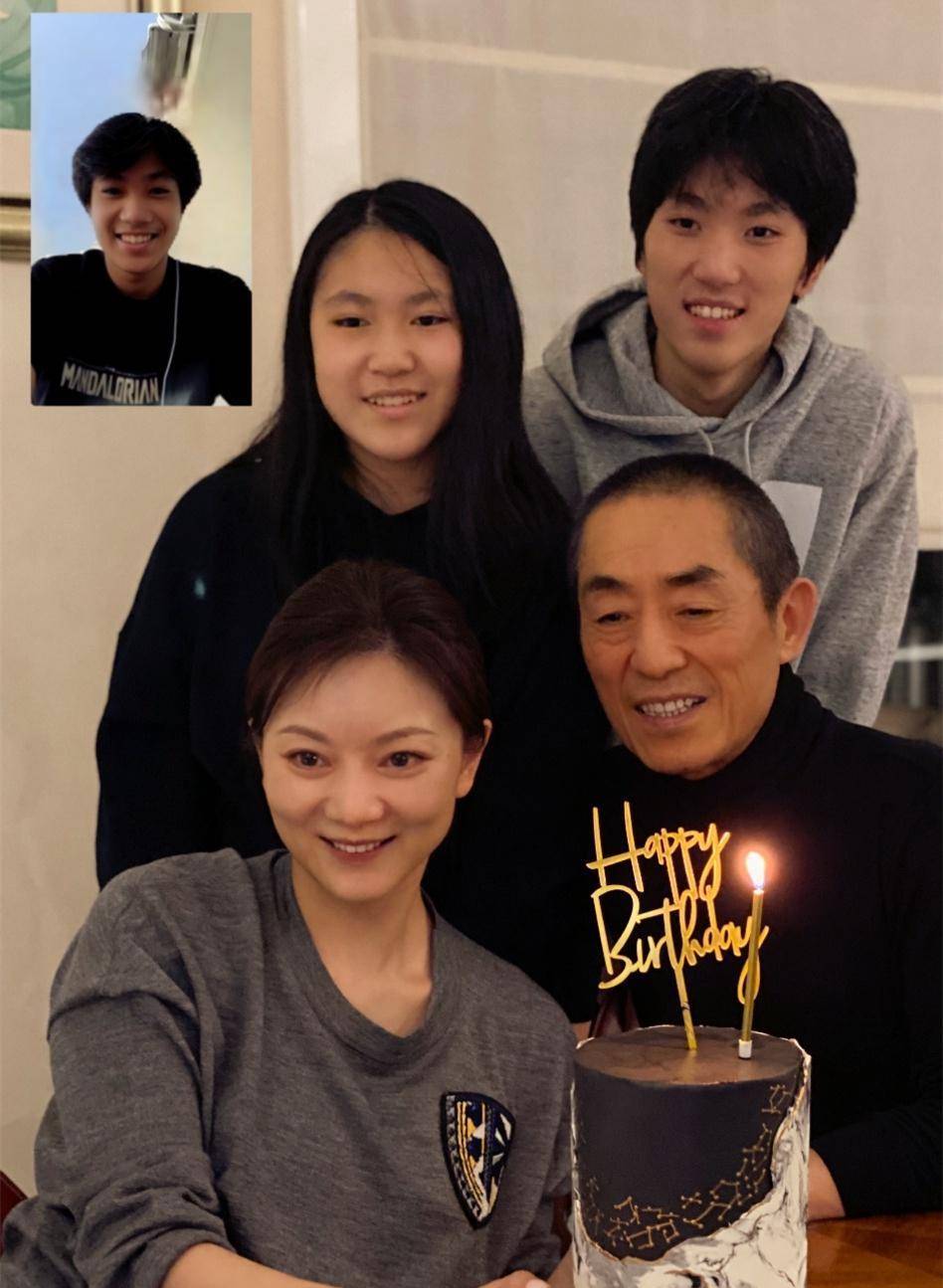 张艺谋一家五口同框,儿女的五官几乎复制一样!_陈婷_孩子_妻子