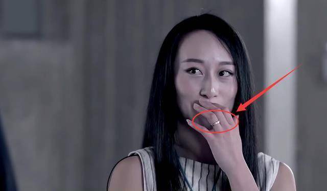 杨丽萍徒弟水月戴婚戒大方首访:爱就是爱,婚礼现场双方父亲送祝福