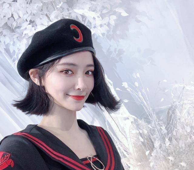 红色_女孩子_黑色贝雷帽