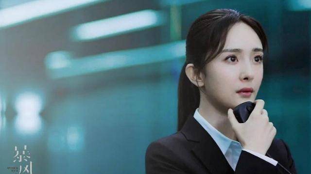 杨幂《暴风眼》遭官方灵魂拷问,下车后整整齐齐,拍军事演习吗_姐姐