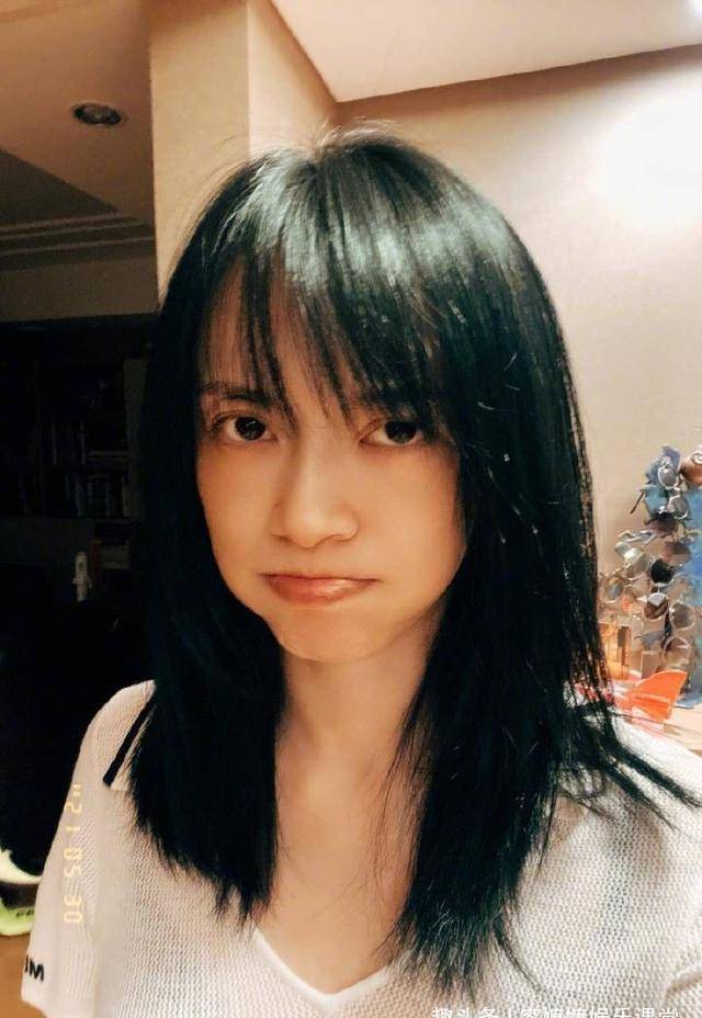 41岁姚晨晒素颜自拍,角度怪异五官比例失调,刘海减龄美成少女_照片