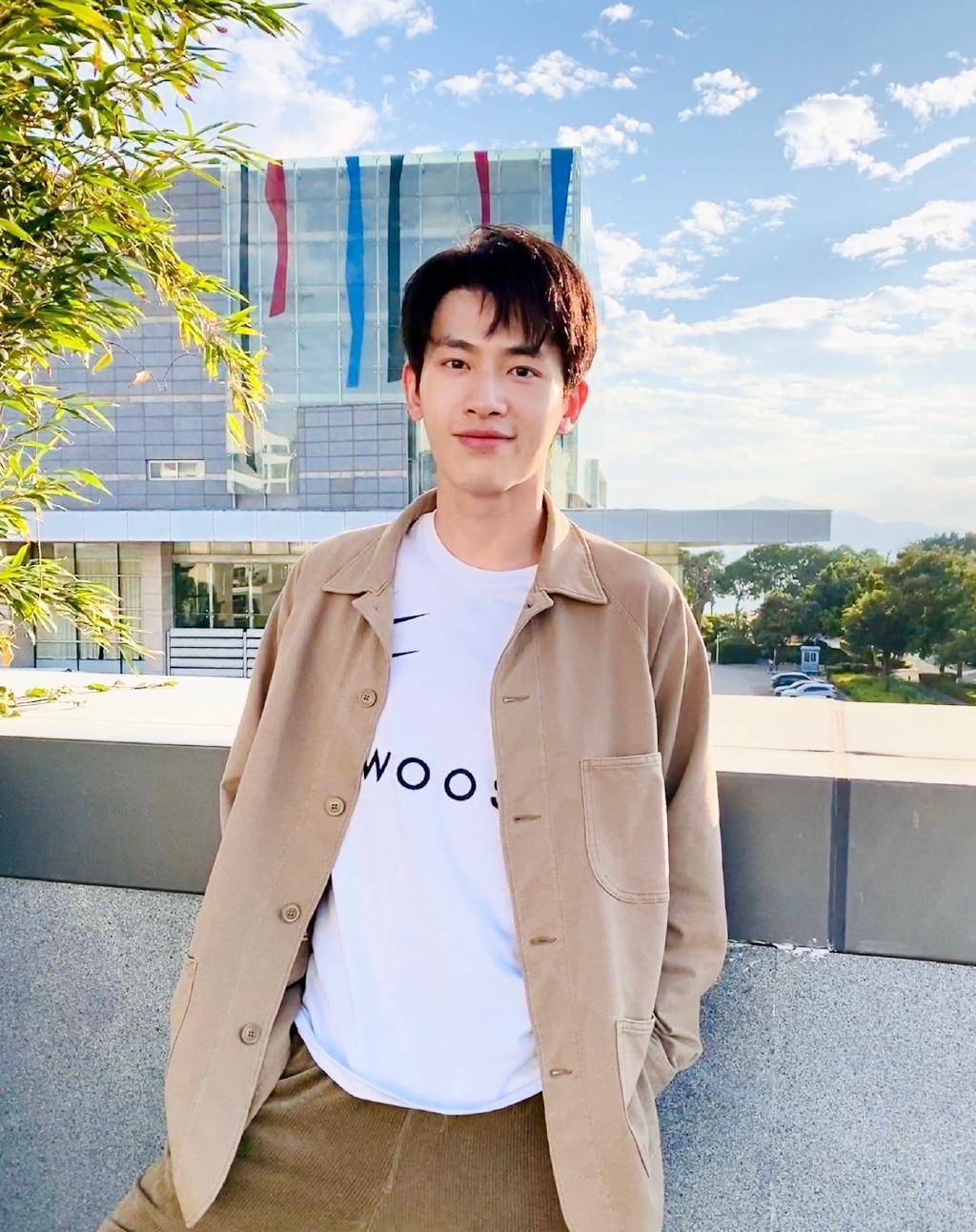 辛云来:从"顾森西"之后我又一次磕到你的颜,少年感是真的帅_黑色_西装