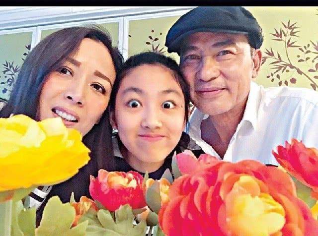 任达华公开伤势最新情况:右手还没拆线有点肿,换衣服抹身靠太太_香港