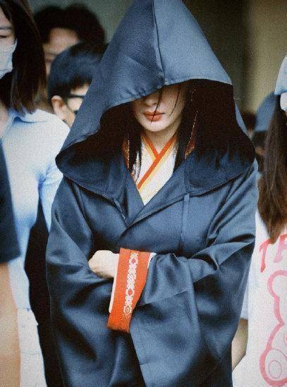 杨幂黑袍披风造型高冷俊艳,神秘感十足!_邓伦_黄明昊_密室