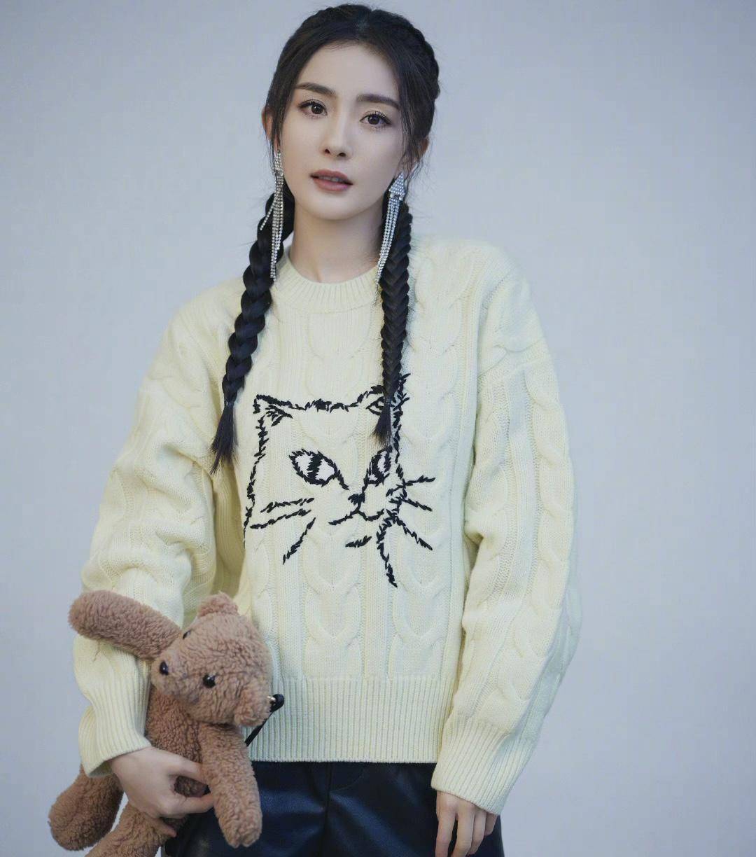 杨幂超甜造型,鹅黄色猫咪毛衣配麻花辫,短裤配马丁靴显青春靓丽_黑色