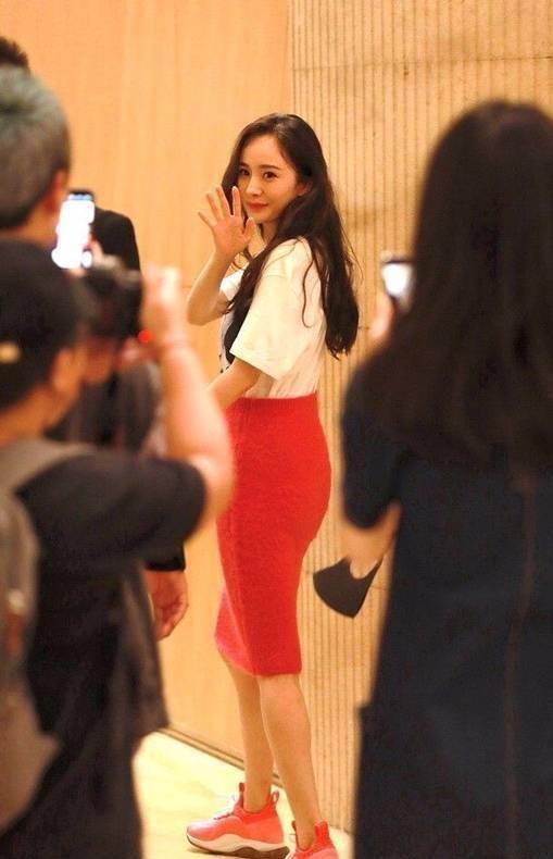 杨幂活动的未修图,看脸瘦的很苍老,坐下来腿绞成麻花了!