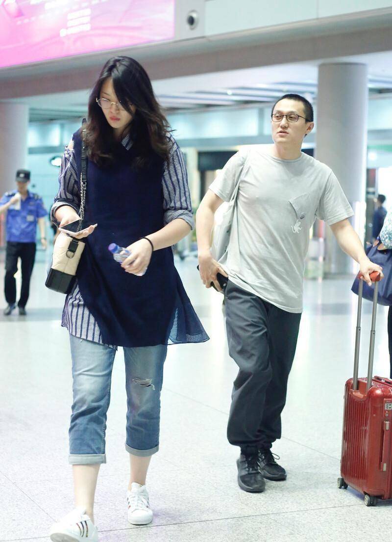 惠若琪和老公同框好幸福,穿针织衫配牛仔裤,好有明星范儿_衬衫_个子