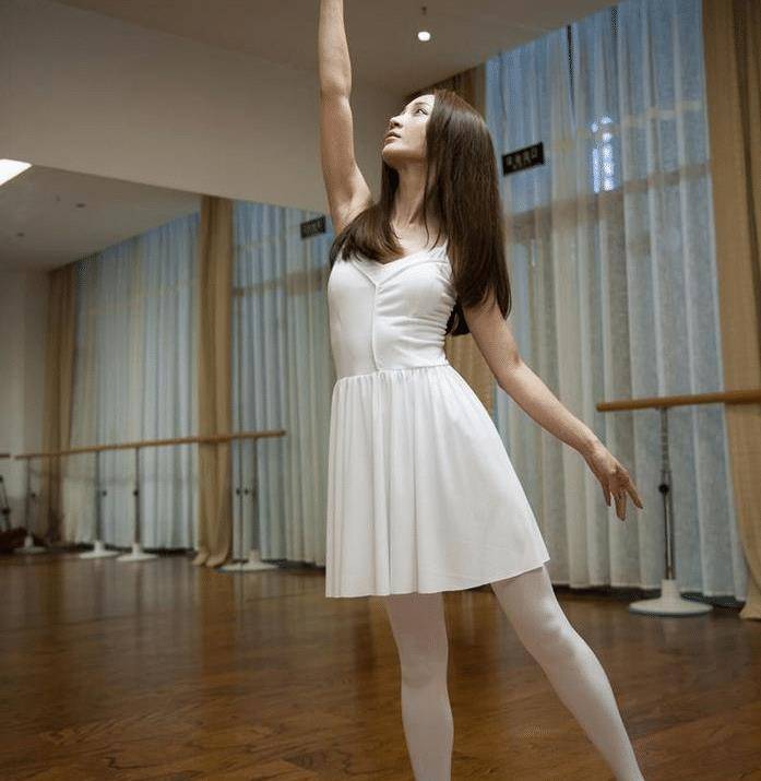 女人一脱绝美风,穿白丝袜吊带裙,秀出无与伦比的舞美!_女性_时尚_白色