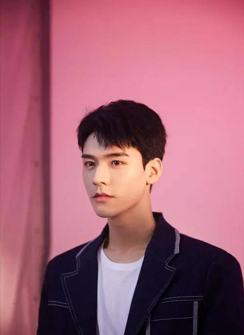 龚俊在事业开启的前期也踩过不少的泥潭,被经纪公司坑的事时有发生