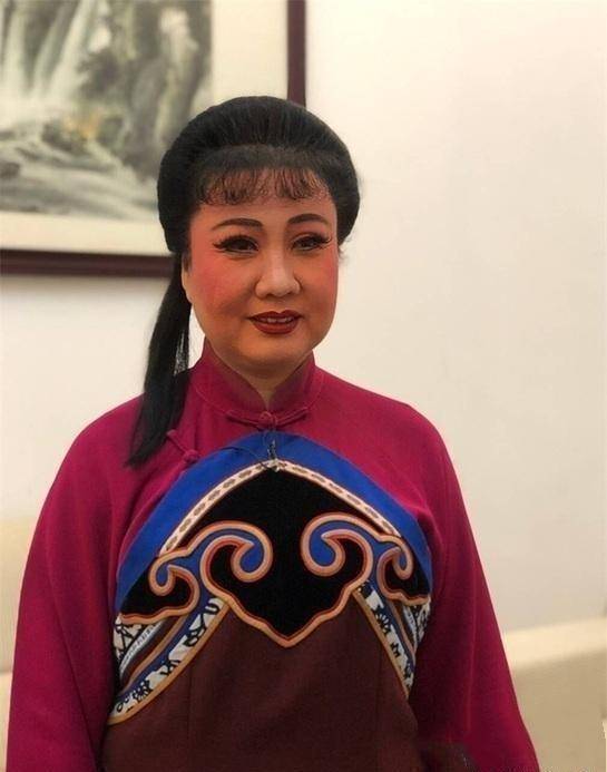 京剧大青衣首先扮相就应端庄,这一点来看迟小秋,王蓉蓉像小花脸